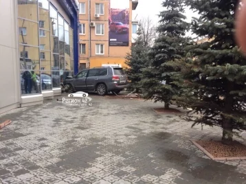 Фото: Lexus протаранил здание в центре Кемерова 1