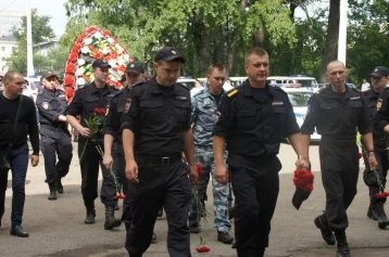 Фото: В Новокузнецке похоронили убитого в Чечне на блокпосту полицейского 1