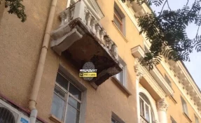В центре Кемерова рушится балкон многоэтажного дома
