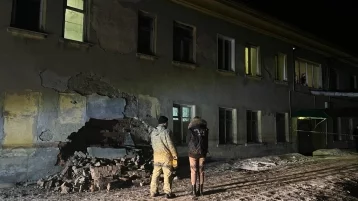 Фото: В Прокопьевске у жилого дома обрушилась стена: СК и прокуратура начали проверку 1