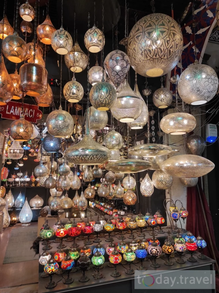 © https://today.travel/ - Цветные лампы в Стамбуле
