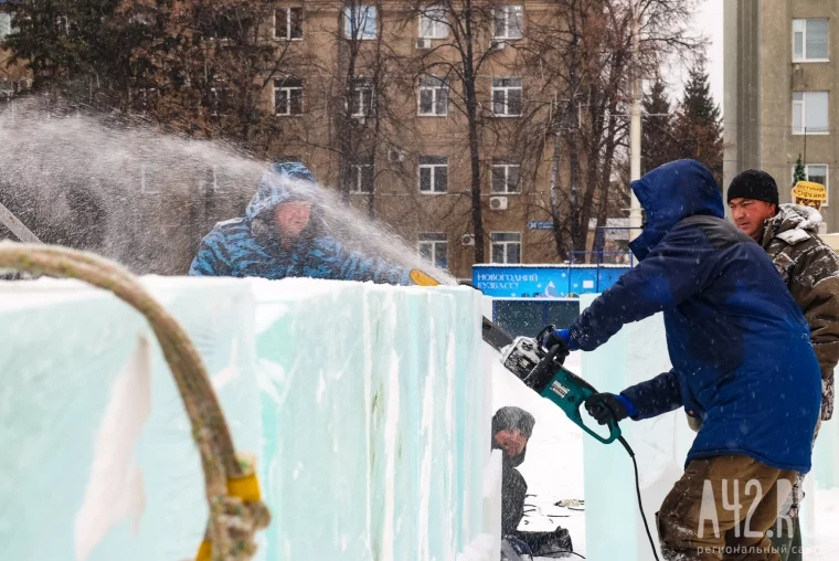 Фото: В Кемерове на площади Советов начали возводить ледовый городок 25