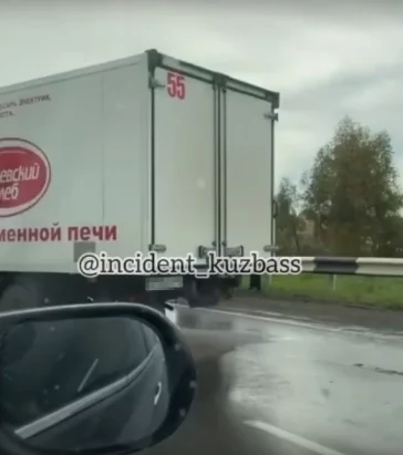 Фото: На кузбасской трассе Nissan столкнулся с двумя хлебными фургонами 3