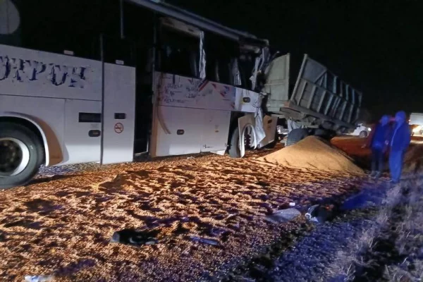 Выполнявший рейс Владивосток — Суйфэньхэ автобус врезался в трактор на трассе: пострадали 8 человек