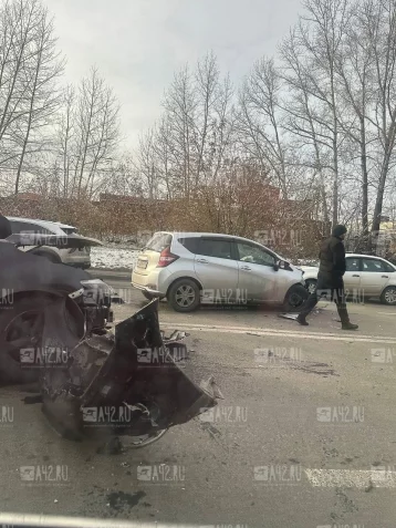 Фото: В Кемерове на выезде из кардиоцентра произошло жёсткое ДТП 1