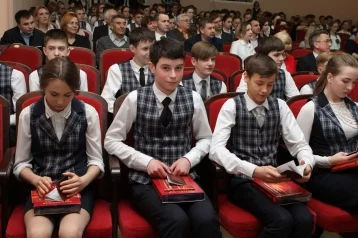 Фото: Кемеровским школьникам вручили их первые паспорта 1