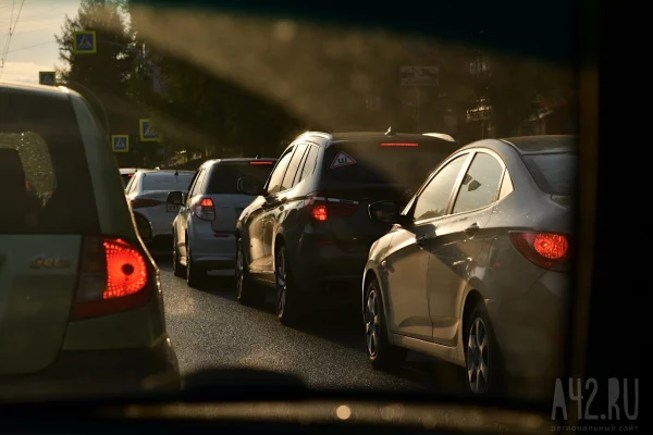 В очереди на автоподходах на Крымский мост скопилось более 2 000 автомобилей