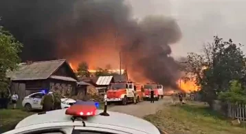 Фото: В Свердловской области огонь охватил 13 сельских домов: введён режим ЧС  1