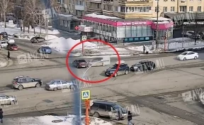 В Кемерове на проспекте Ленина автомобиль вылетел на тротуар и едва не сбил пешехода: момент ДТП попал на видео