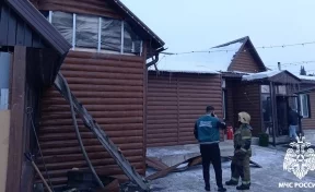 МЧС: 25 человек смогли эвакуироваться из горящего кафе в Прокопьевске