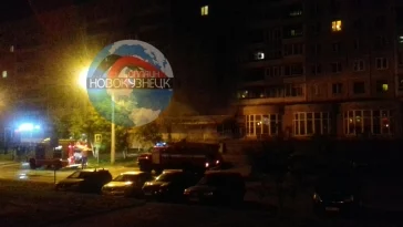 Фото: Ночью в Новокузнецке горело кафе, расположенное на первом этаже жилого дома 2