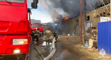 Фото: В Миассе при тушении пожара на складе произошло обрушение кровли на 600 квадратах 1