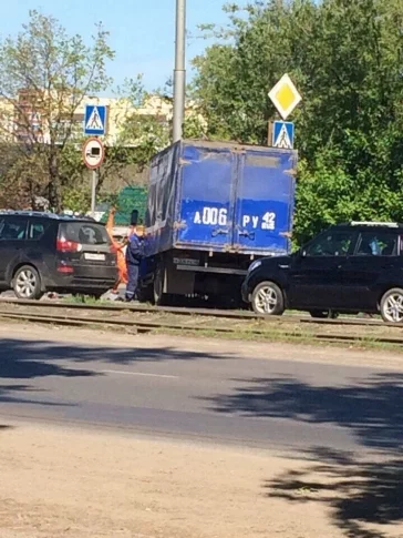 Фото: Машина «Почты России» снесла светофор в Кемерове 2