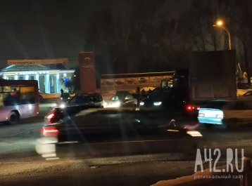 Фото: На проспекте Шахтёров в Кемерове произошло ДТП с грузовиком 2