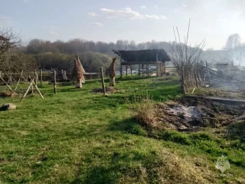 Фото: В Псковской области сгорела кинодеревня, в которой снимали фильмы «Холоп» и «Гоголь» 1