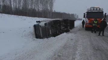 Фото: В Кузбассе на трассе Р-255 опрокинулся грузовик 1