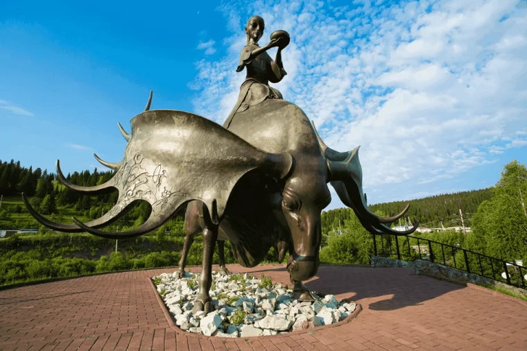 Фото: Александр Невский в Кемерове и на коне. Зачем городу 19-метровая скульптура князя по проекту Даши Намдакова 2