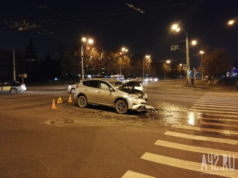 Фото: Момент ДТП с такси на кемеровском перекрёстке попал на видео 2