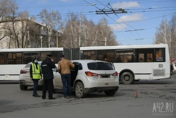 Фото: На пресечении проспекта Ленина и улицы Волгоградской в Кемерове столкнулись два автомобиля 3