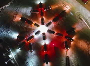 Фото: Кузбассовцы создали новогоднюю фигуру из автомобилей: опубликовано видео 1