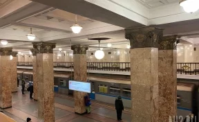 В Москве женщина после ссоры с возлюбленным разбила турникет в метро ударом ноги