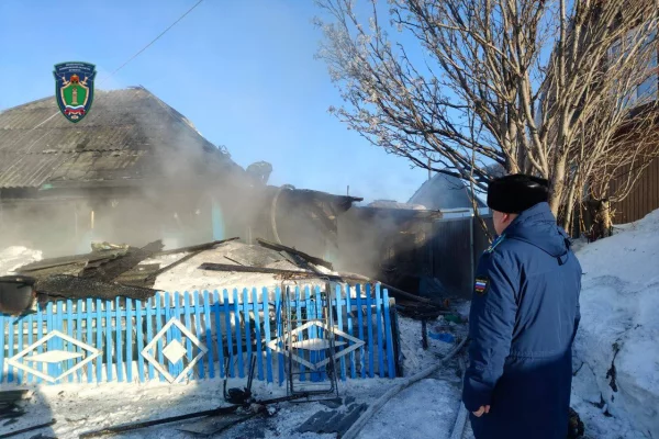 В Кузбассе три девочки осиротели после пожара, в огне погибла мать с сыном