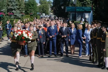 Фото: В Кемерове возложили цветы к монументу «Память шахтёрам Кузбасса» 2