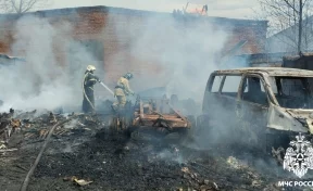 В Новокузнецке произошёл пожар на базе приёма макулатуры