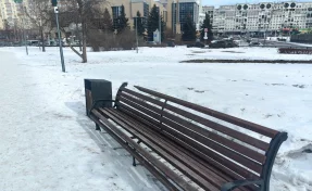 В Новокузнецке вандалы сломали скамейки и фонарь в сквере рядом с мэрией