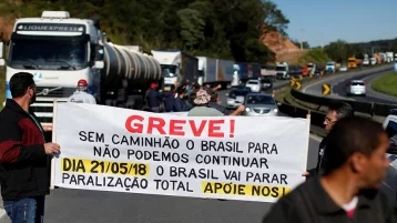 Фото: В Бразилии дальнобойщики массово блокируют дороги из-за роста цен на топливо 1