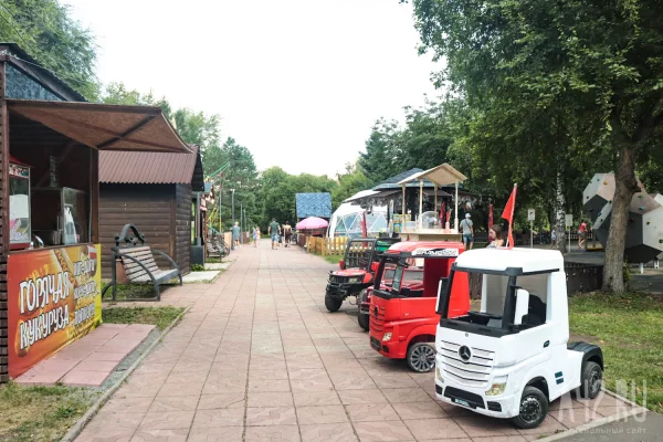 Ремонт в «Антошке»: аттракционы и торговые ларьки начали вывозить из парка в Кемерове