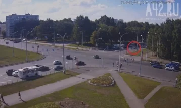 Фото: Момент ДТП с мотоциклом на бульваре Строителей в Кемерове попал на видео 1