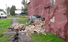 Автомобиль пробил кирпичное ограждение в результате ДТП в Кемерове