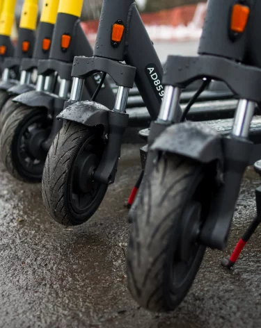 В Совфеде предложили тестировать электросамокатчиков на знание ПДД 