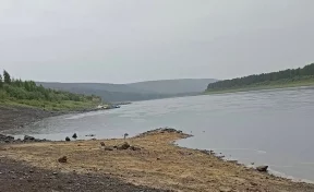 Разлив нефтепродуктов загрязнил реку в Красноярском крае 