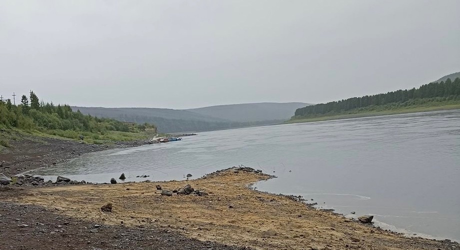 Разлив нефтепродуктов загрязнил реку в Красноярском крае 