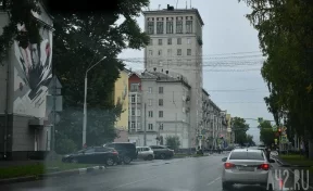 Соцсети: в Новокузнецке из-за массовой драки на дороге остановилось движение автомобилей