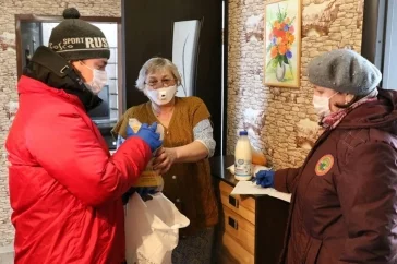 Фото: В Кемерове оказавшимся в группе риска по коронавирусу горожанам помогают волонтёры 3