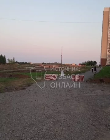 Фото: Жители кемеровского микрорайона пожаловались на состояние дороги к школам 1