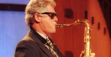 Фото: Биллу Клинтону подарили его же саксофон 1