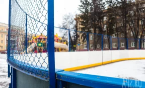 В Кемерове начали заливать катки и монтировать хоккейную коробку на площади Советов