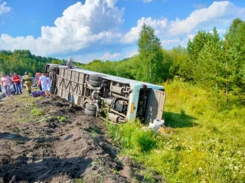 Фото: Рейсовый автобус с пассажирами опрокинулся в кювет на кузбасской трассе. Есть пострадавшие 1