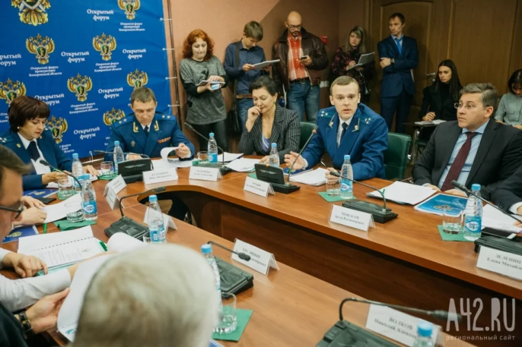 Евгений Трушин (в центре) убеждён, что для эффективной защиты прав детей в законодательство необходимо внести изменения. Фото: Георгий Шишкин / A42.RU