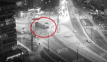 Фото: В Новокузнецке на кольце столкнулись трамвай и легковушка, момент ДТП попал на видео 1
