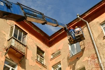 Фото: Ремонт треснувшего в центре Кемерова дома может занять несколько месяцев 1