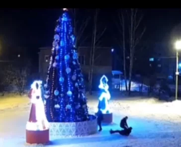 Фото: В Кузбассе хулиганы залезли на главную городскую ёлку и сняли это на видео 3