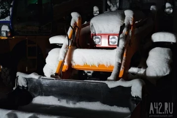 Фото: За сутки специалисты очистили 79 кемеровских дорог от снега 1