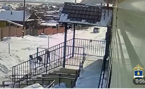 В Бурятии четырёхлетняя девочка скатилась на тюбинге с горки и попала под колёса автомобиля