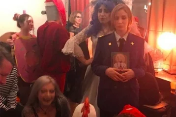 Фото: В соцсетях лучшим образом Хеллоуина назвали костюм Поклонской с иконой Николая II  1