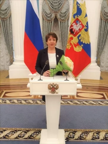 Фото: Владимир Путин в Кремле вручил государственную награду жительнице Кузбасса 2